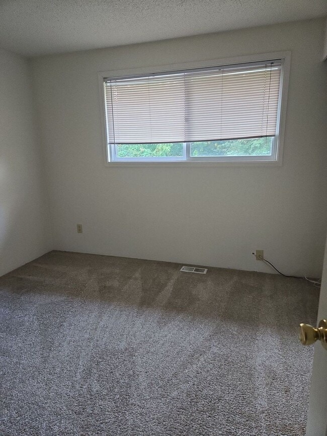 Foto del edificio - PRELEASING NOW: Large 6 bed/2 bath home!