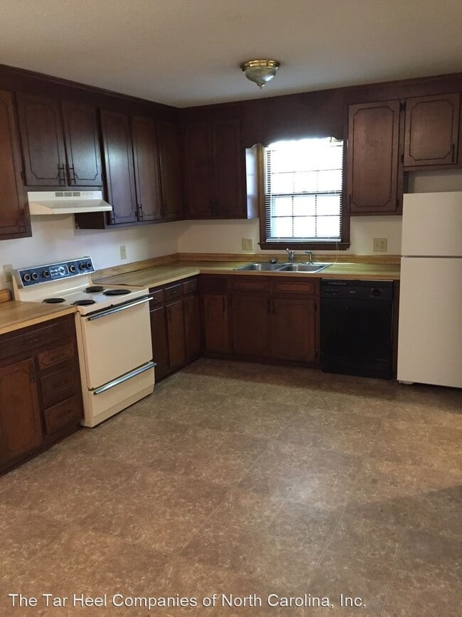 Building Photo - 117 E Circle Dr
