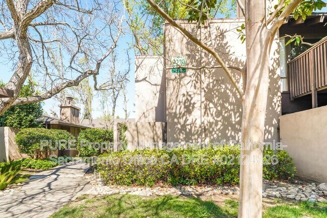 Foto del edificio - 2229 Woodside Ln