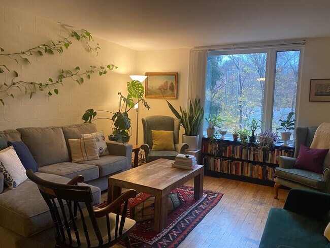 Foto del edificio - 212 Giles St Townhouses-Available August 2026