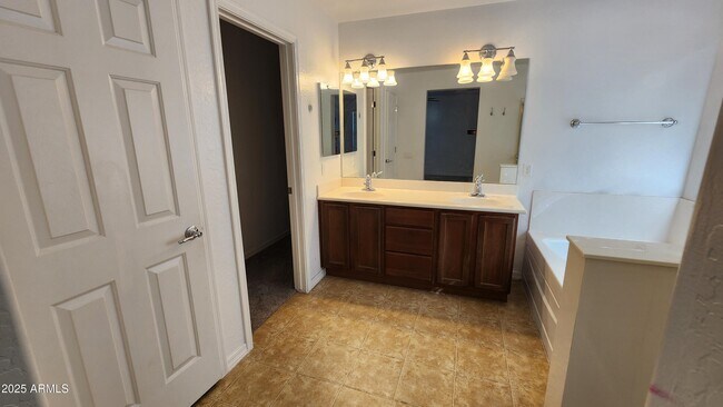 Foto del edificio - 4750 S Antonio