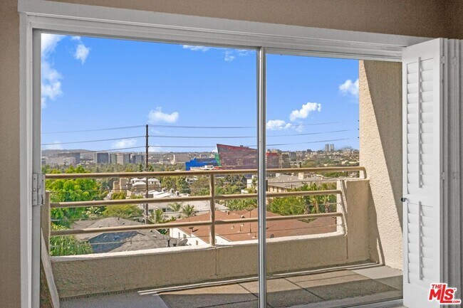 Foto del edificio - 1131 Alta Loma Rd