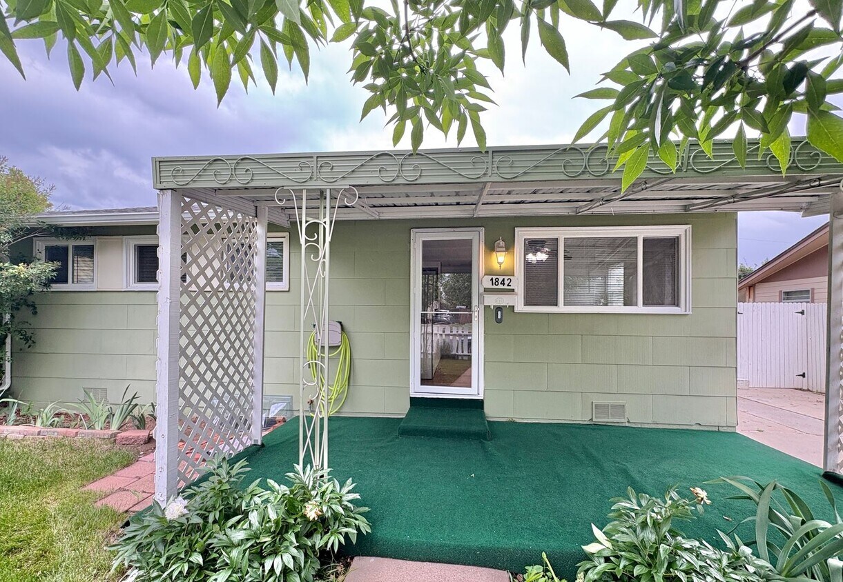 Foto principal - Immaculate, Updated, & Bright Home in West...