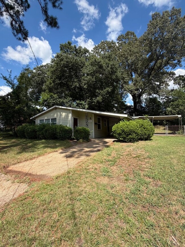 Building Photo - 3871 Sherwood Dr