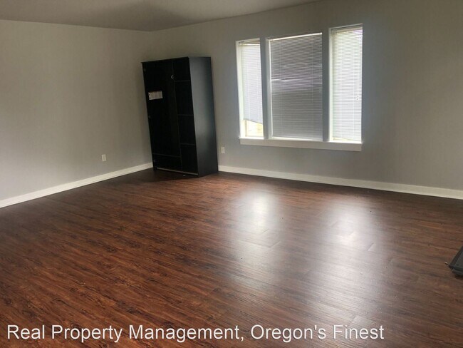Building Photo - Studio, 1 bath Apartment - 9234 N Bristol Ave