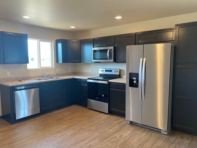 Building Photo - 4 BEDROOM | 2 BATH | DOUBLE GARAGE | RAPID...