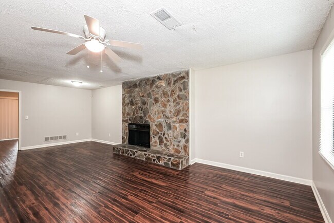 Foto del edificio - 5009 Hawthorne Ct