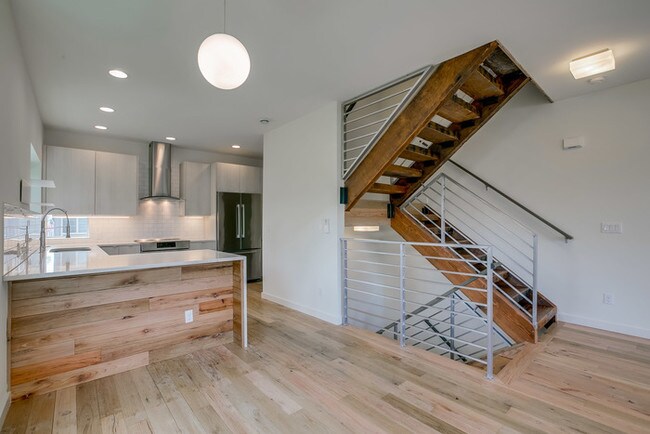 Foto del edificio - LIVE GREEN in the Heart of Ballard!