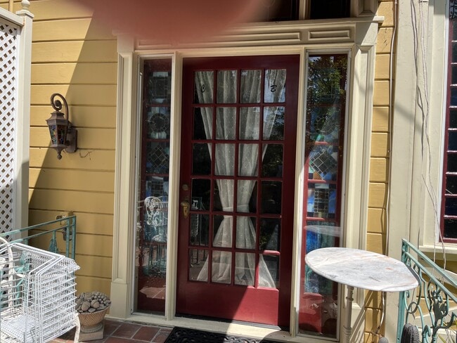 Puerta a los apartamentos del piso superior - 159 W Montecito Ave