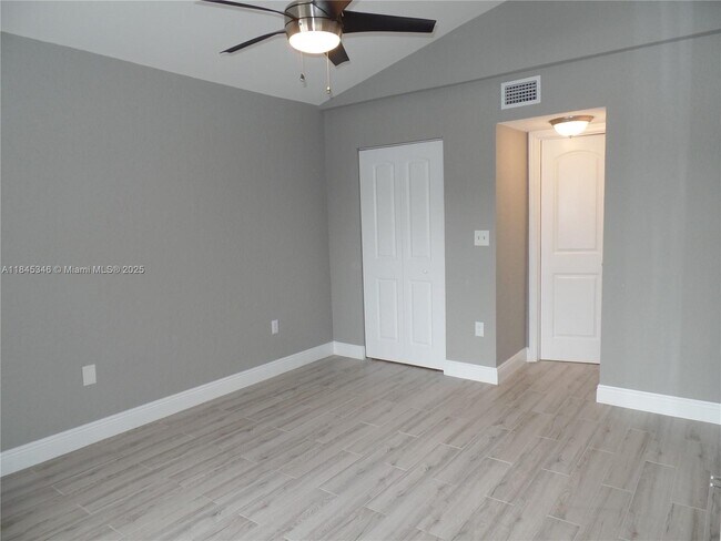 Foto del edificio - 2803 N Oakland Forest Dr