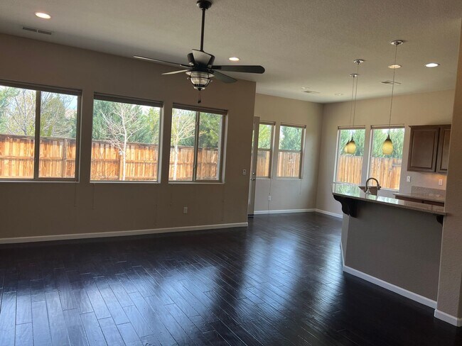 Building Photo - Located in the Gated community of the Vine...