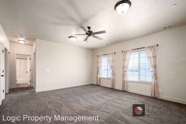 Foto del edificio - 3 br, 2 bath House - 3723 E. Rock Creek Rd...