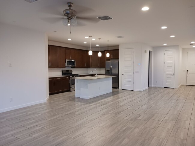 Building Photo - 4 Bedroom, 2 Bath in Verrado East Coming S...