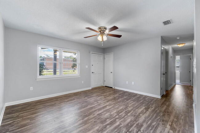 Building Photo - 716 Mayflower Avenue