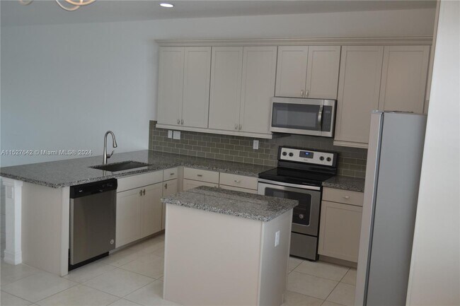 Building Photo - 11643 SW 13th Ct