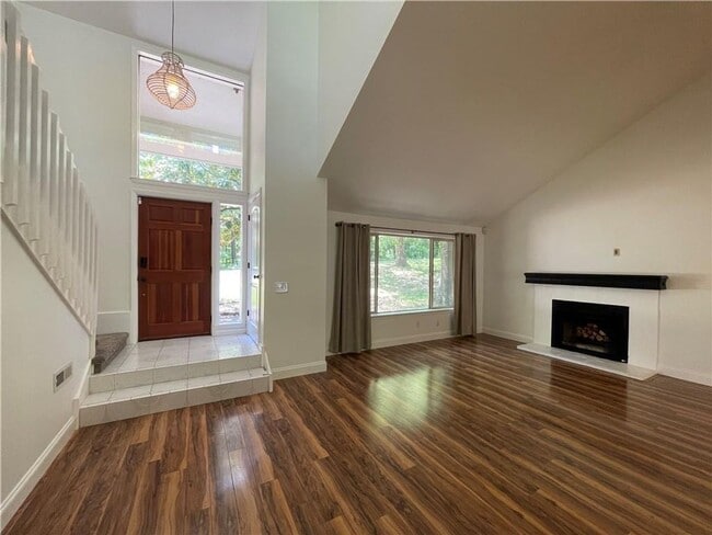 Building Photo - Gorgeous 3-Bed, 2.5-Bath Retreat Near Veterans Park