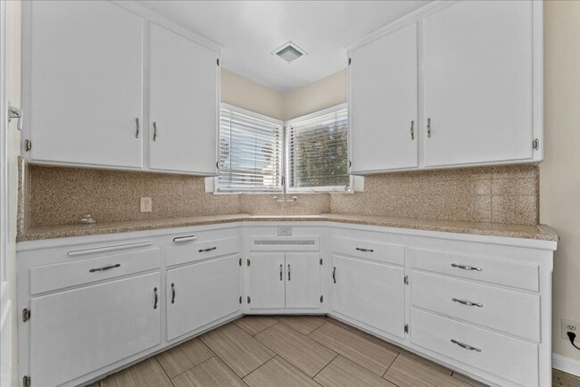 Building Photo - 5918 S Fairfax Ave