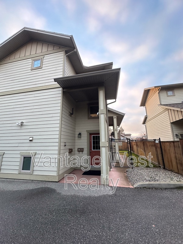 Building Photo - 372-372 Hartman Rd