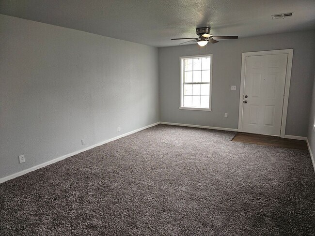 Foto del edificio - Remodeled 1 bedroom 1 bath  50% off first ...