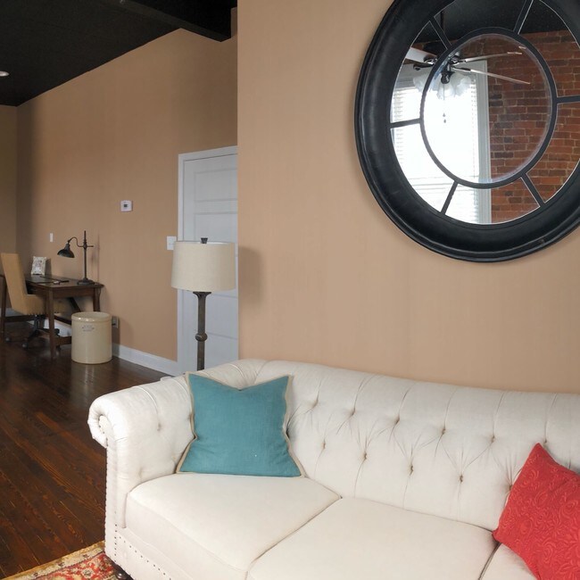 Techos de 10,5 pies - 119 E Columbia St