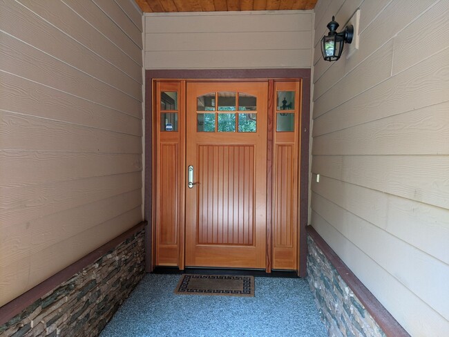 Foto del edificio - 3 Bd., 1.75 Ba., Rambler Style Home