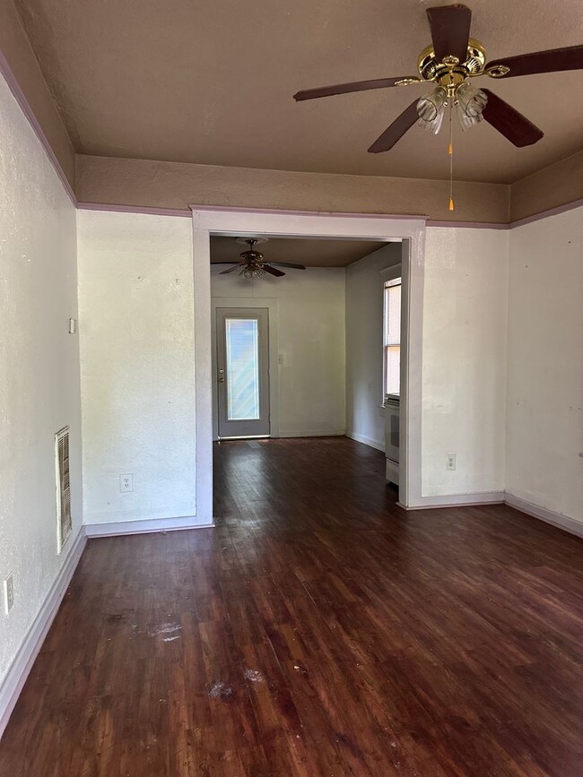 Building Photo - $1000 move-in special