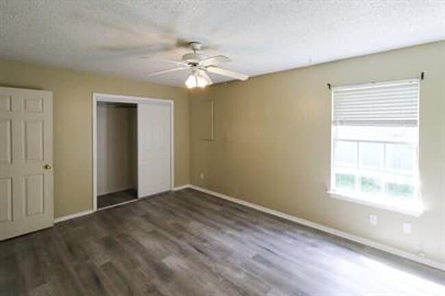 Building Photo - Spacious duplex in Fayetteville!