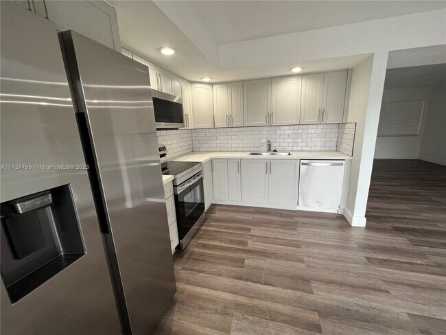 Foto del edificio - 8635 NW 8th St
