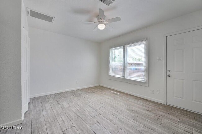 Building Photo - 907 N 22nd Pl