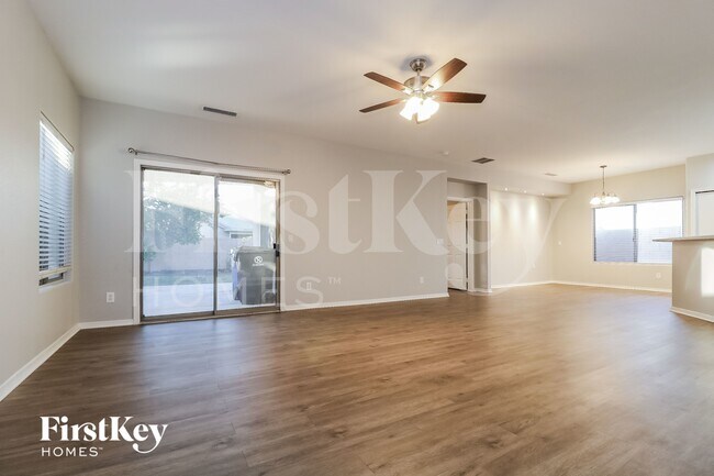 Foto del edificio - 601 W Elm Ln