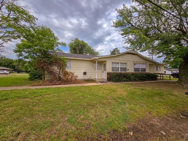 Building Photo - Beautifully remodeled 2-bedroom home in a ...