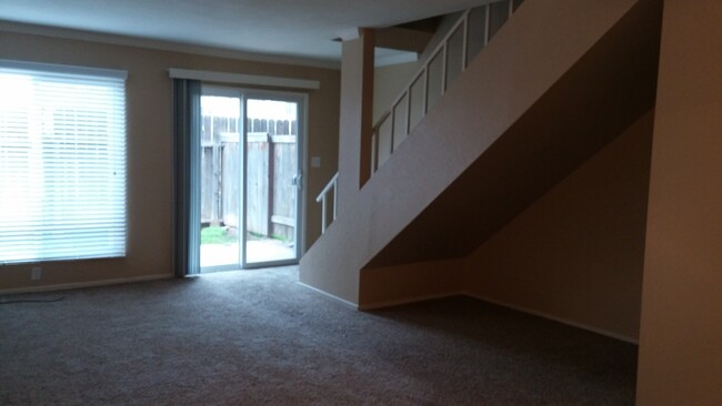 Foto del edificio - 2-Story condo located at Fruit/Herndon, co...