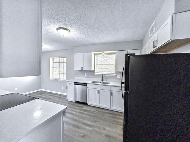 Building Photo - 3333 Leschallas Dr