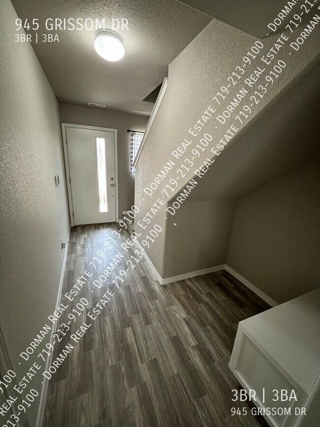 Foto del edificio - 945 Grissom Dr.