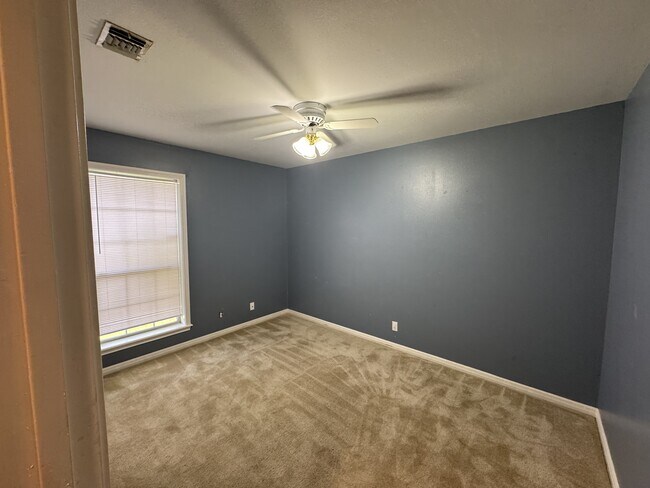 Building Photo - 504 Independence Dr