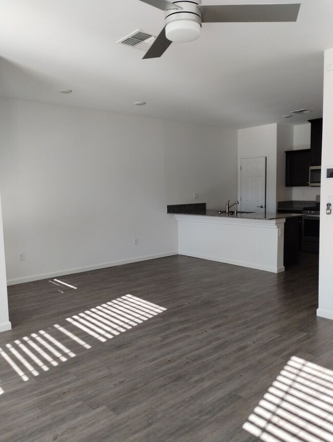 Building Photo - Beautiful Townhouse Pet Friendly