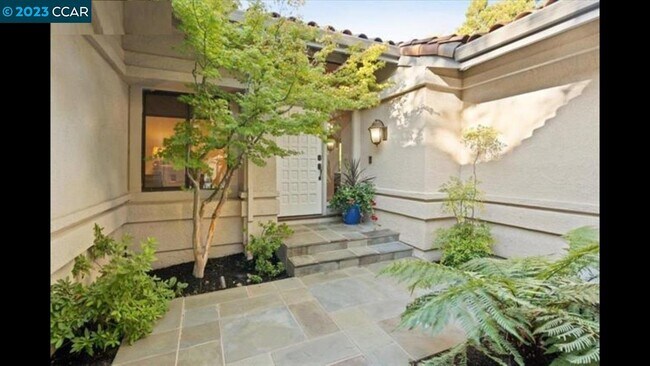 Building Photo - 306 Live Oak Dr