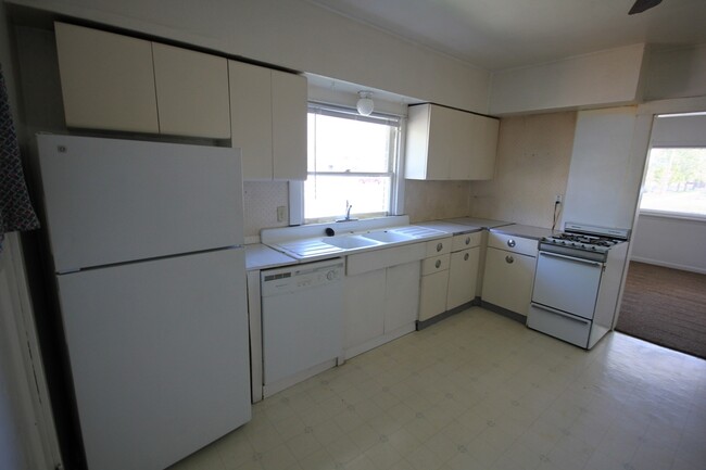 Building Photo - 3 Bed/1 Bath House, super close to BYU cam...