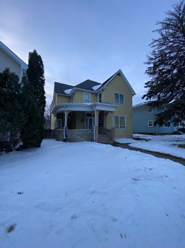 Edificio de 4 unidades totalmente renovado. - 214 S Bloomington St
