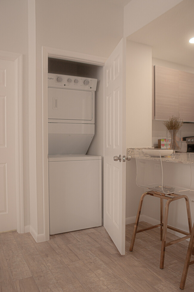 Building Photo - Sandlake Palazzo