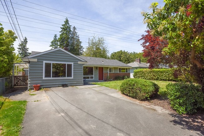 Building Photo - Bright and spacious 3BR/1.75BA Single Fami...