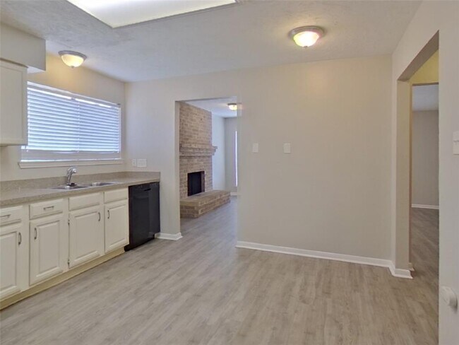 Building Photo - 5511 Fairview Forest Dr