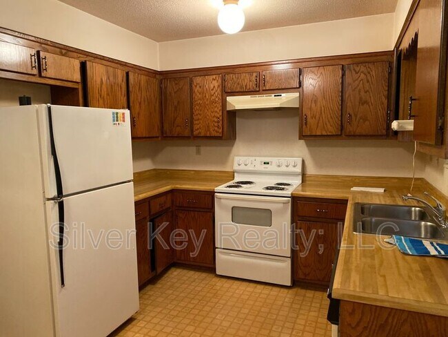 Foto del edificio - 823 Englewood Rd