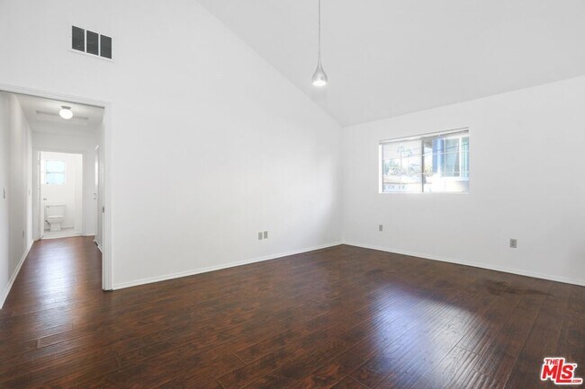 Foto del edificio - 1753 N Kenmore Ave