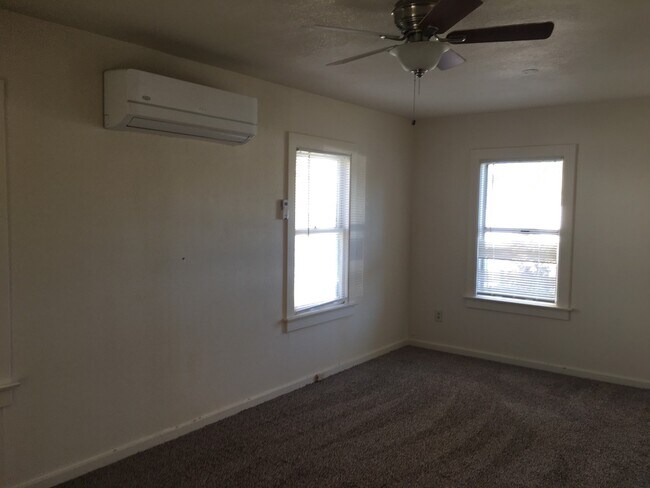 Building Photo - Maxwell 1 Bedroom Home Plus Bonus Room