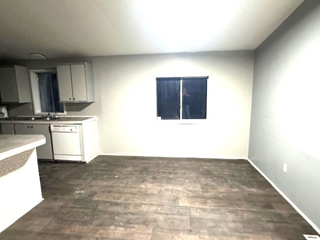 Building Photo - Spacious 3 bedroom/2 bath manufactured hom...