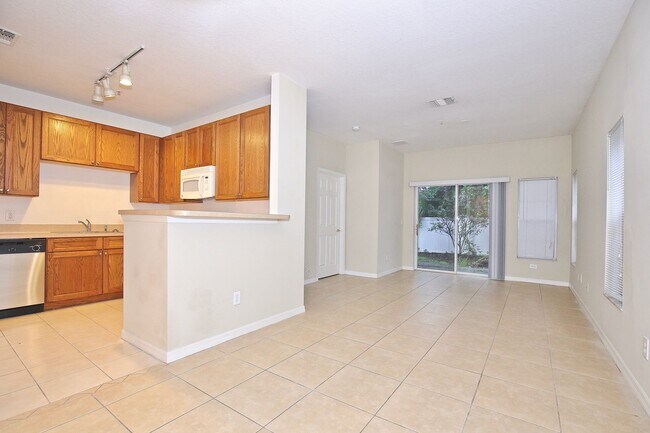 Building Photo - Beautiful 2/2 Spacious Condo in the Gated ...