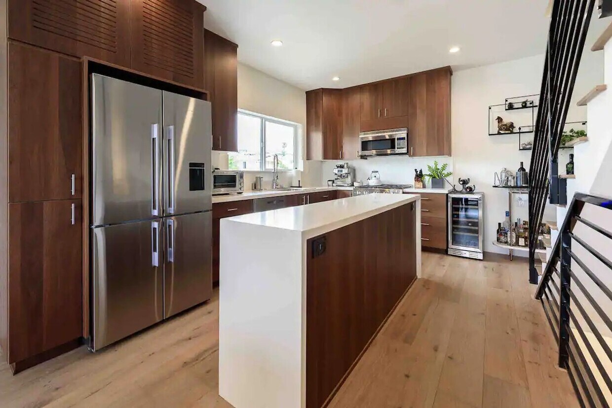 Primary Photo - Modern Luxury Fully Furnished Townhome wit...