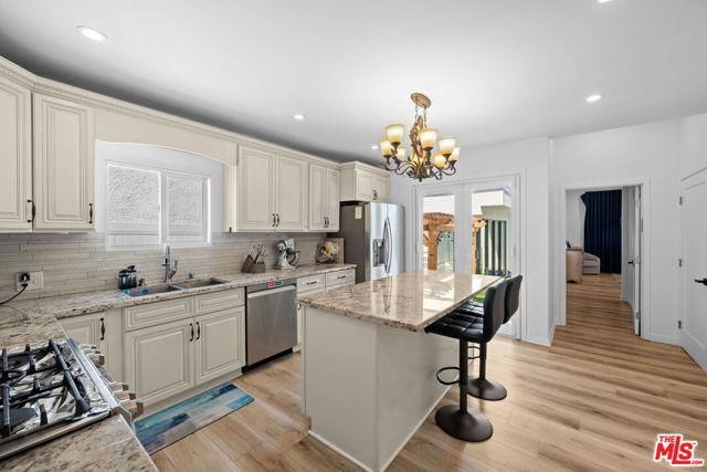 Building Photo - 426 S La Peer Dr