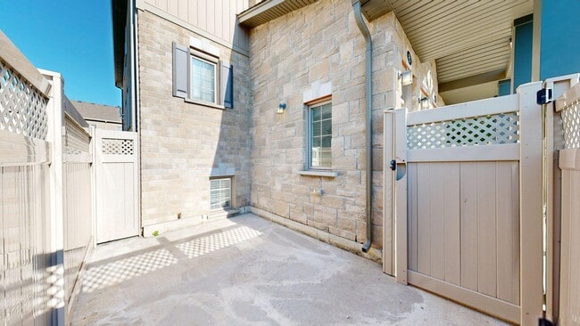 Building Photo - UNIT 8-3200 SINGLETON AVE-LOWER UNIT